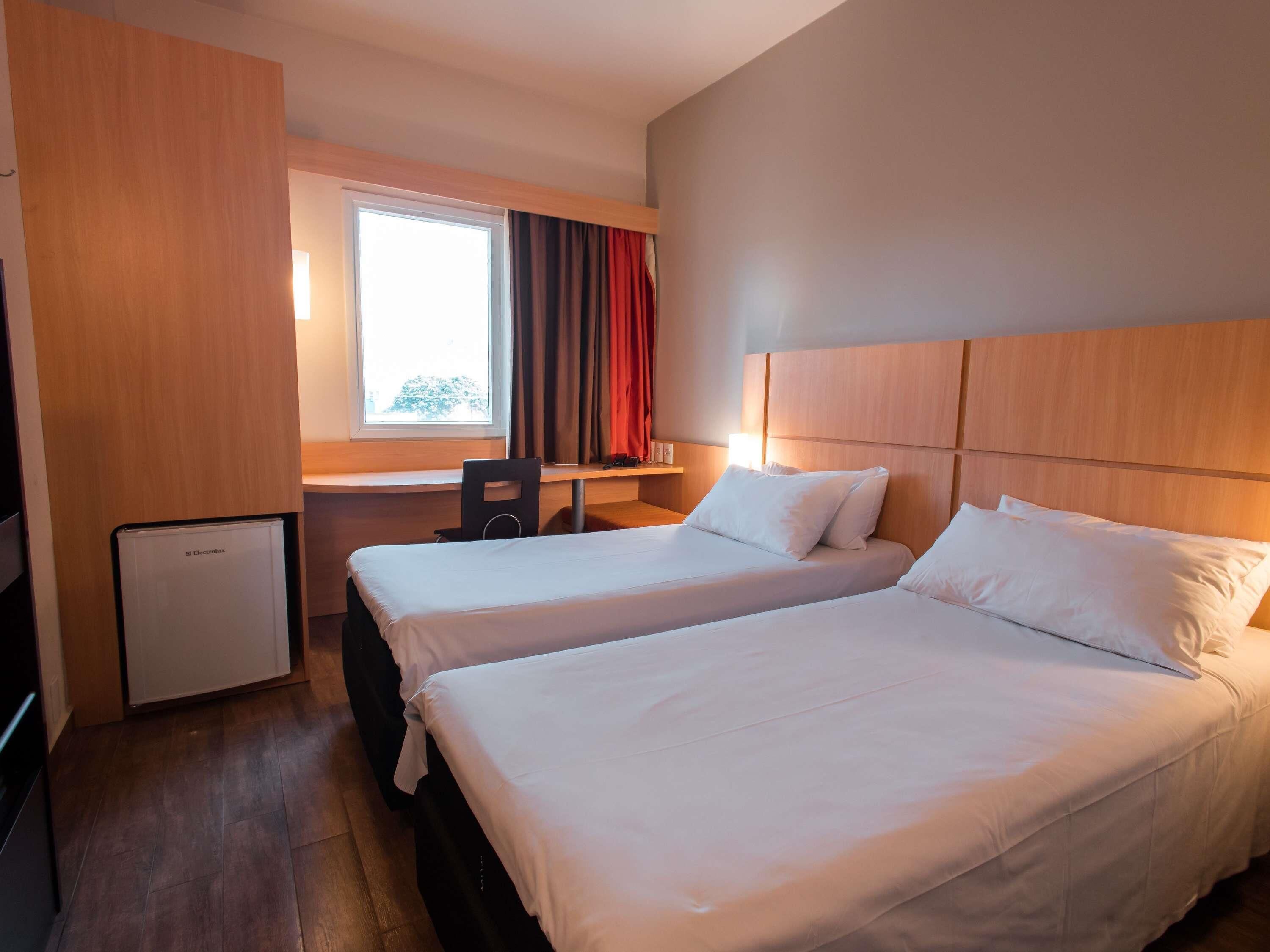 standard room, 2 single beds | minibar, desk, blackout curtains, soundproofing