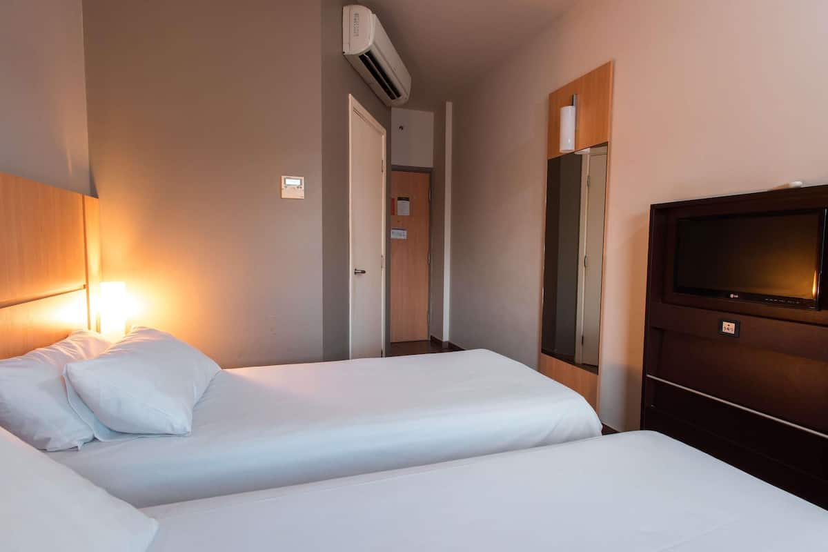 standard room, 2 single beds | minibar, desk, blackout curtains, soundproofing