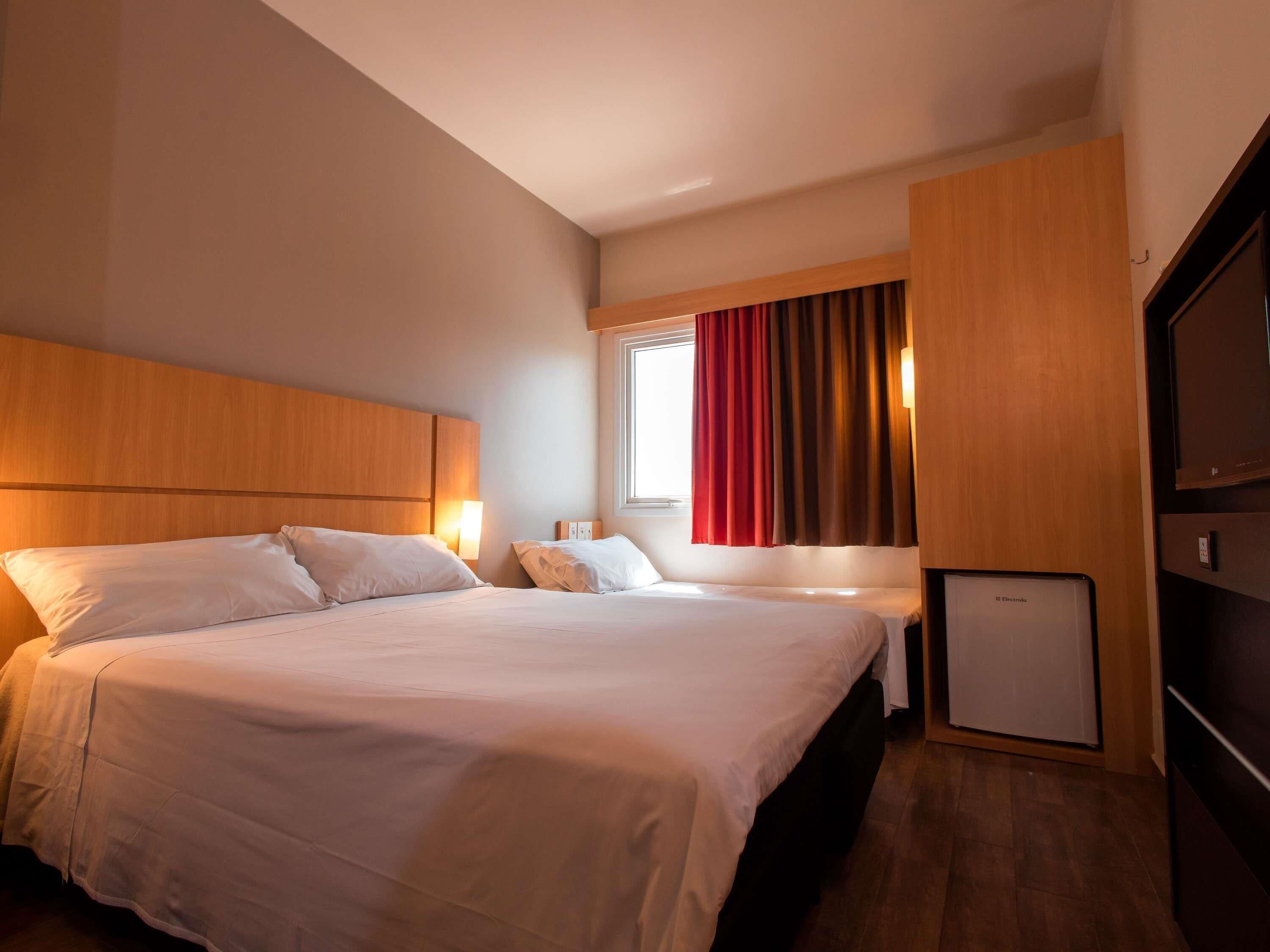 Minibar, escritorio, cortinas opacas y sistema de insonorización