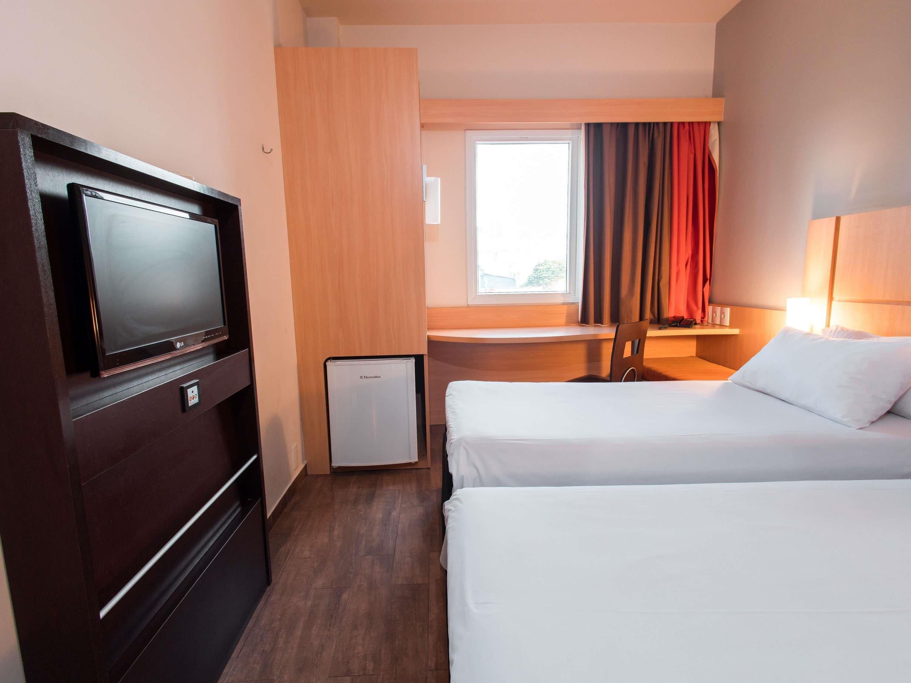 standard room, 2 single beds | minibar, desk, blackout curtains, soundproofing
