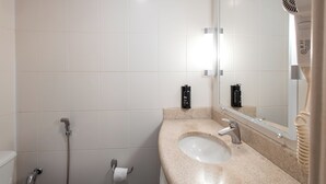 A modern bathroom with a sink, mirror, and shower. - ibis Presidente Prudente Manoel Goulart (Presidente Prudente)