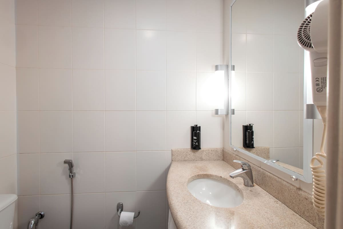 standard room, 1 double bed | bathroom | shower, eco-friendly toiletries, hair dryer, towels