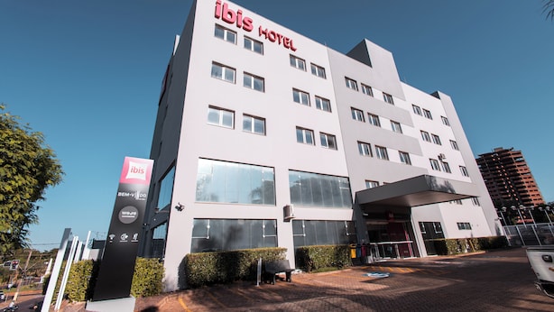 A modern hotel building with a prominent "ibis Hotel" sign, large windows, and a covered entrance. - ibis Presidente Prudente Manoel Goulart (Presidente Prudente)