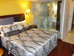 Suite | 1 bedroom, in-room safe, desk, free WiFi
