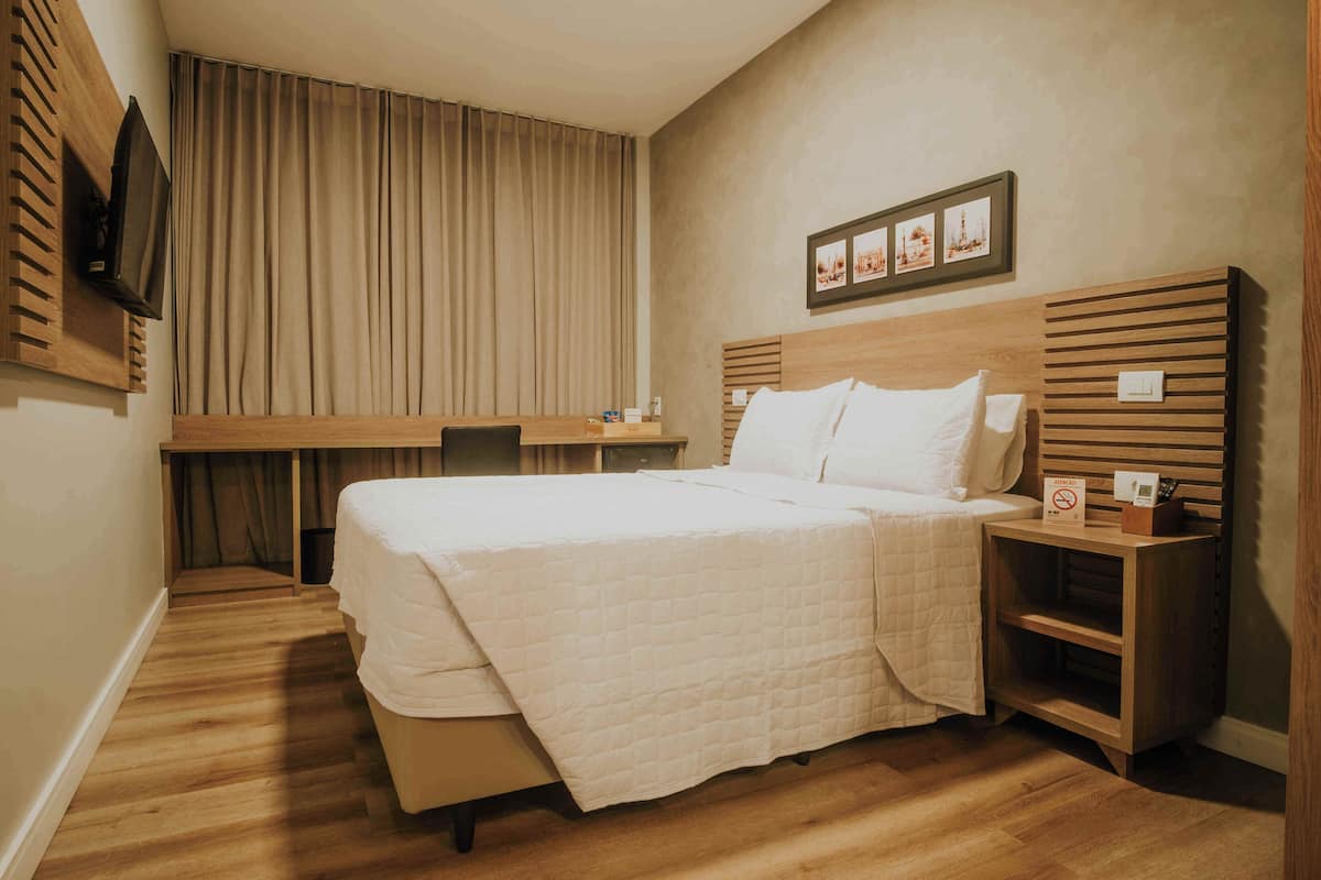 Escritorio, wifi gratis y ropa de cama 