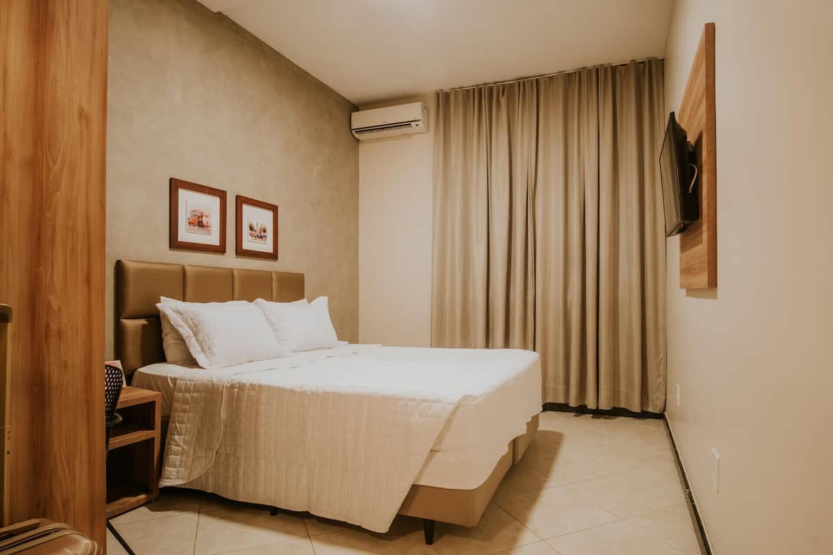 Escritorio, wifi gratis y ropa de cama 