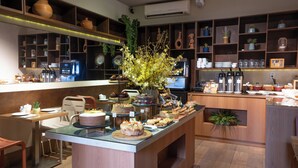 Une cuisine moderne dotée d’un îlot central, d’étagères en bois et de divers appareils de cuisine.