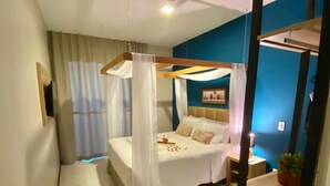 Une chambre à coucher avec un lit à baldaquin, une table de chevet, une petite lampe de chevet et une plante en pot.