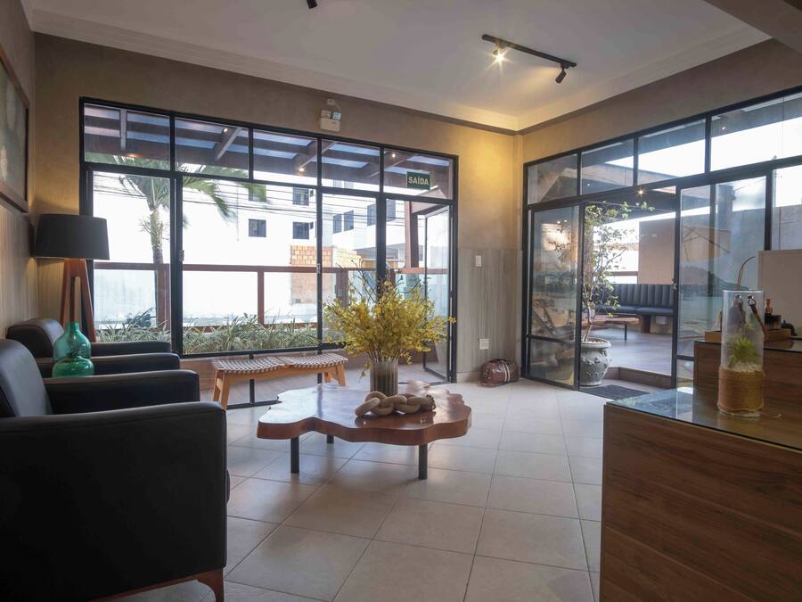 Una sala de estar moderna con un sofá, una mesa de centro y un ventanal que ofrece vistas al exterior.