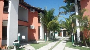 Outdoor pool, pool umbrellas, sun loungers - Hotel Pousada Arraial Sol (Porto Seguro)