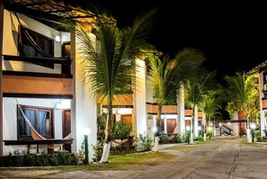 Façana frontal de l'allotjament (vespre/nit)