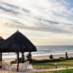 Sulla spiaggia, lettini da mare, ombrelloni, teli da spiaggia
