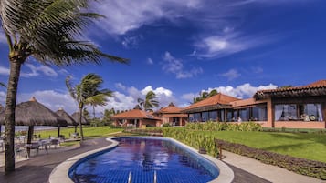 Ulkouima-allas, aurinkovarjoja, aurinkotuoleja