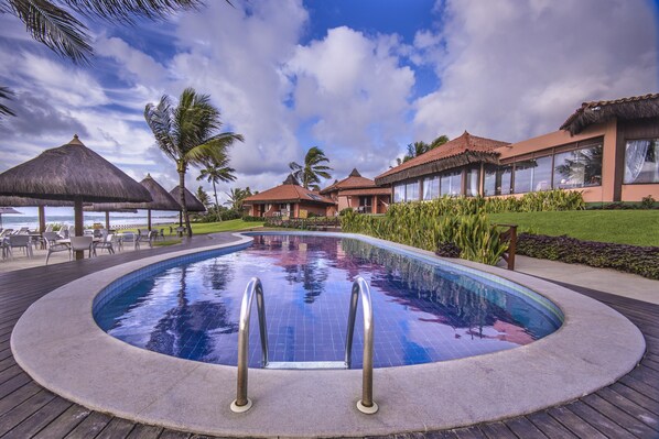 حمّام سباحة خارجي، مظلات على حمّام السباحة، مقاعد للتشمس