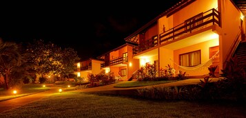 Chalet estándar, vistas al jardín | Fachada del alojamiento - Noche