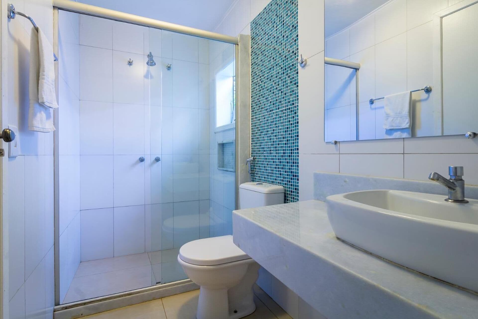 shower, free toiletries, towels