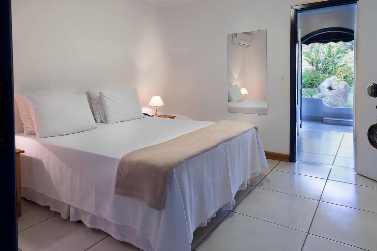 Minibar, bureau, accès au Wi-Fi (inclus), literie fournie