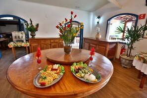 Breakfast, lunch and dinner served - Pousada Da Condessa (Paraty)