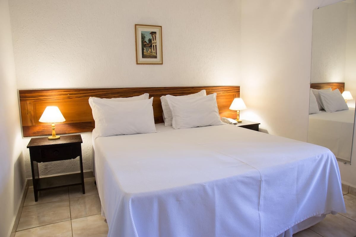 Minibar, bureau, accès au Wi-Fi (inclus), literie fournie