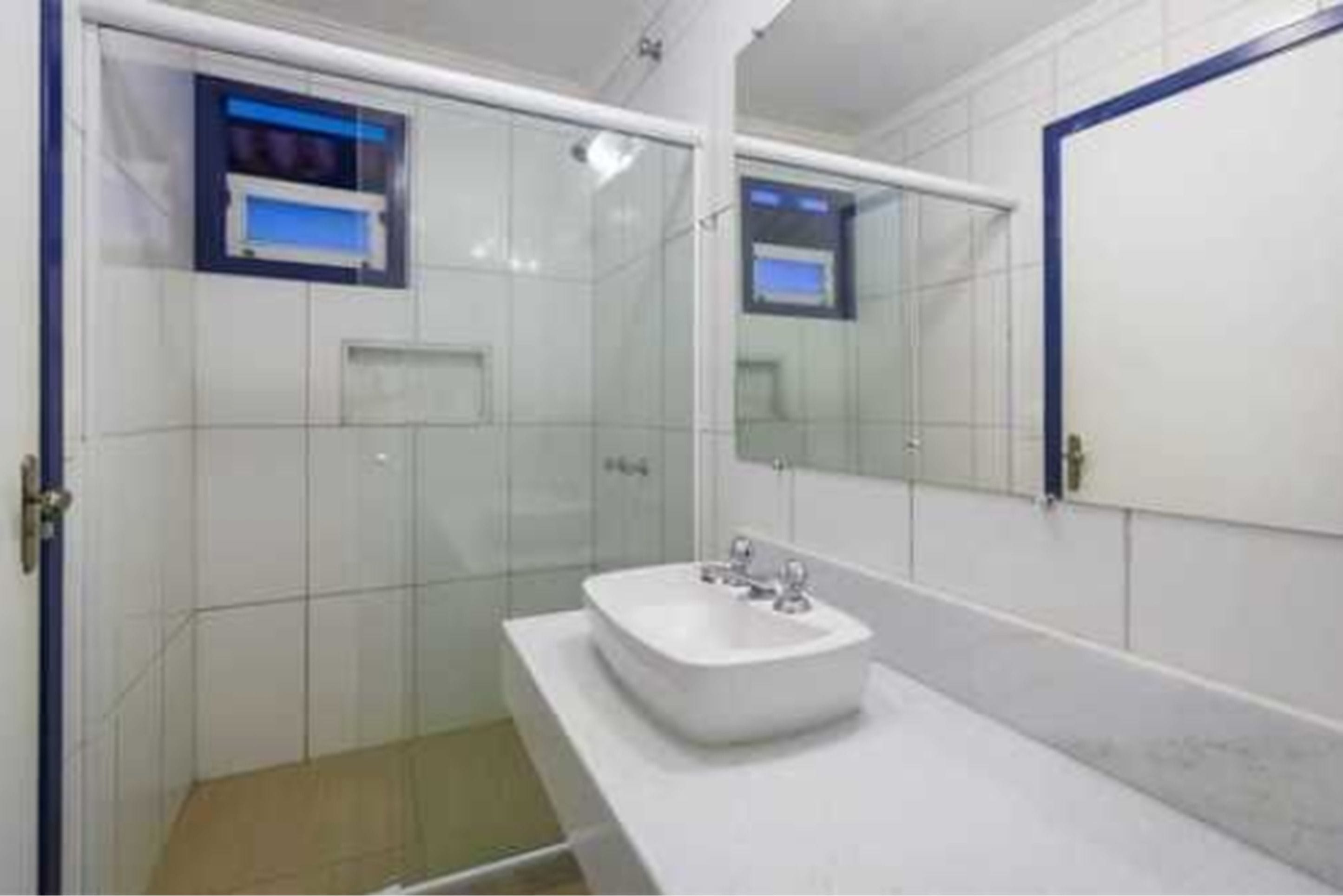 suite | bathroom | shower, free toiletries, towels