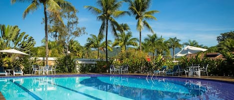 Piscine extérieure, chaises longues