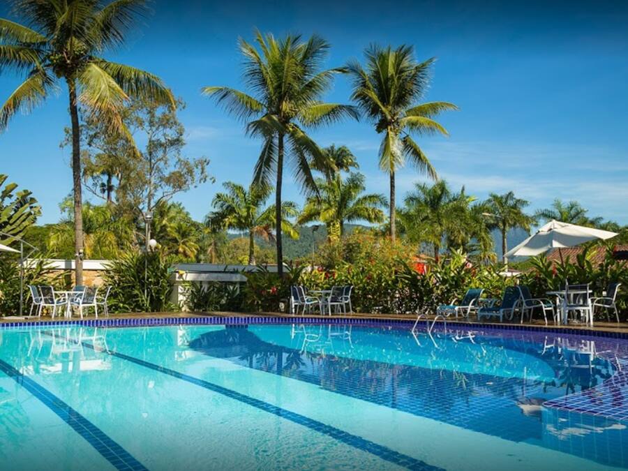 Piscina externa, espreguiçadeiras