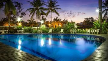 Piscina externa, espreguiçadeiras