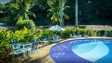 Outdoor pool, pool loungers