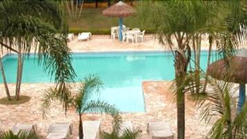 Una piscina techada, una piscina al aire libre