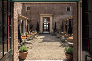 Terrace/patio - Stayokay Heemskerk - Hostel (Heemskerk)