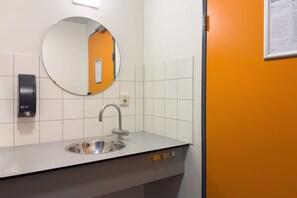 Standardrum - privat badrum (Bunk beds, 6 persons) | Badrum | Dusch och miljövänliga toalettartiklar