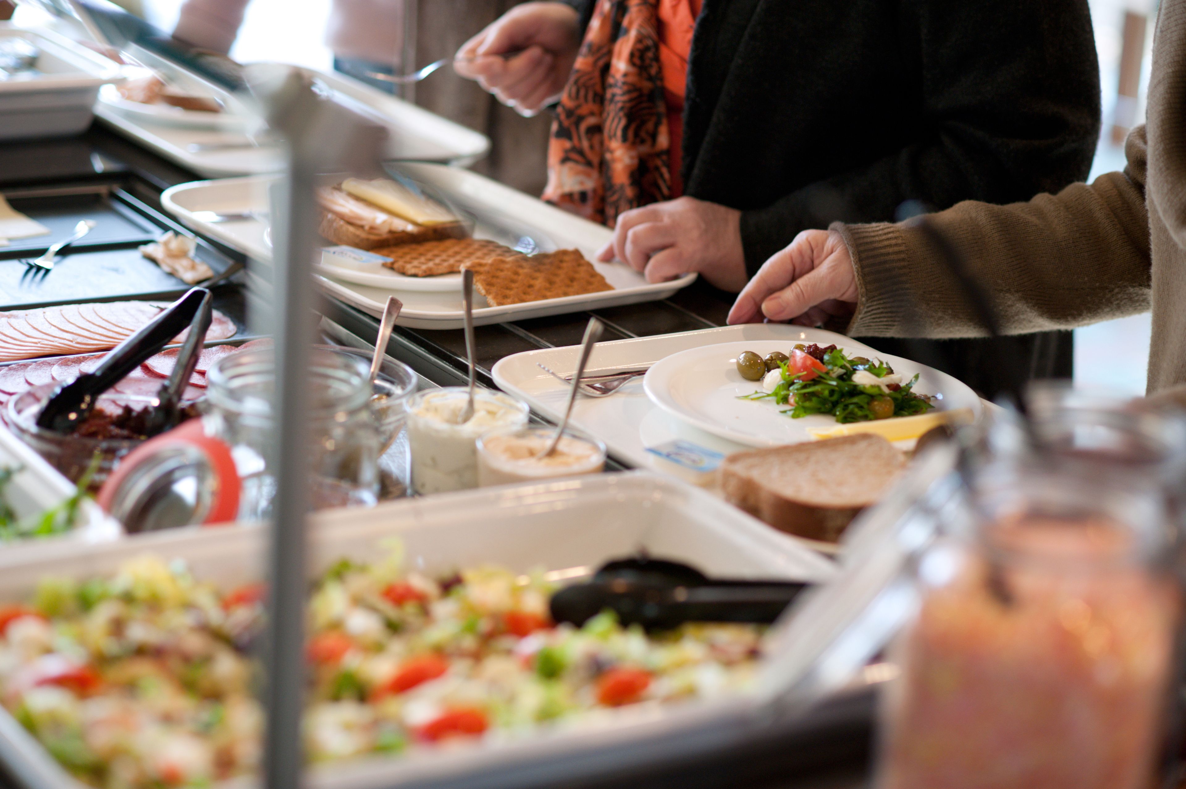Un bufé con diversos alimentos y utensilios.