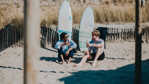 Nær stranden og sandvolleyball