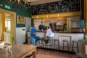 Bar (on property) - Stayokay Domburg - Hostel (Oostkapelle)