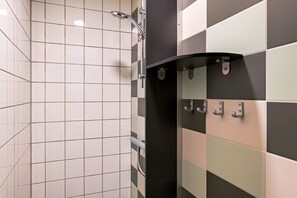 Shower, eco-friendly toiletries - Stayokay Domburg - Hostel (Oostkapelle)