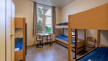 Standaard kamer, privébadkamer (Bunk beds, 6 persons) | Een kluis op de kamer, gratis babybedden, gratis wifi, beddengoed