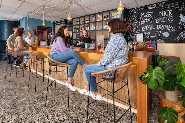 Bar (trong khuôn viên)