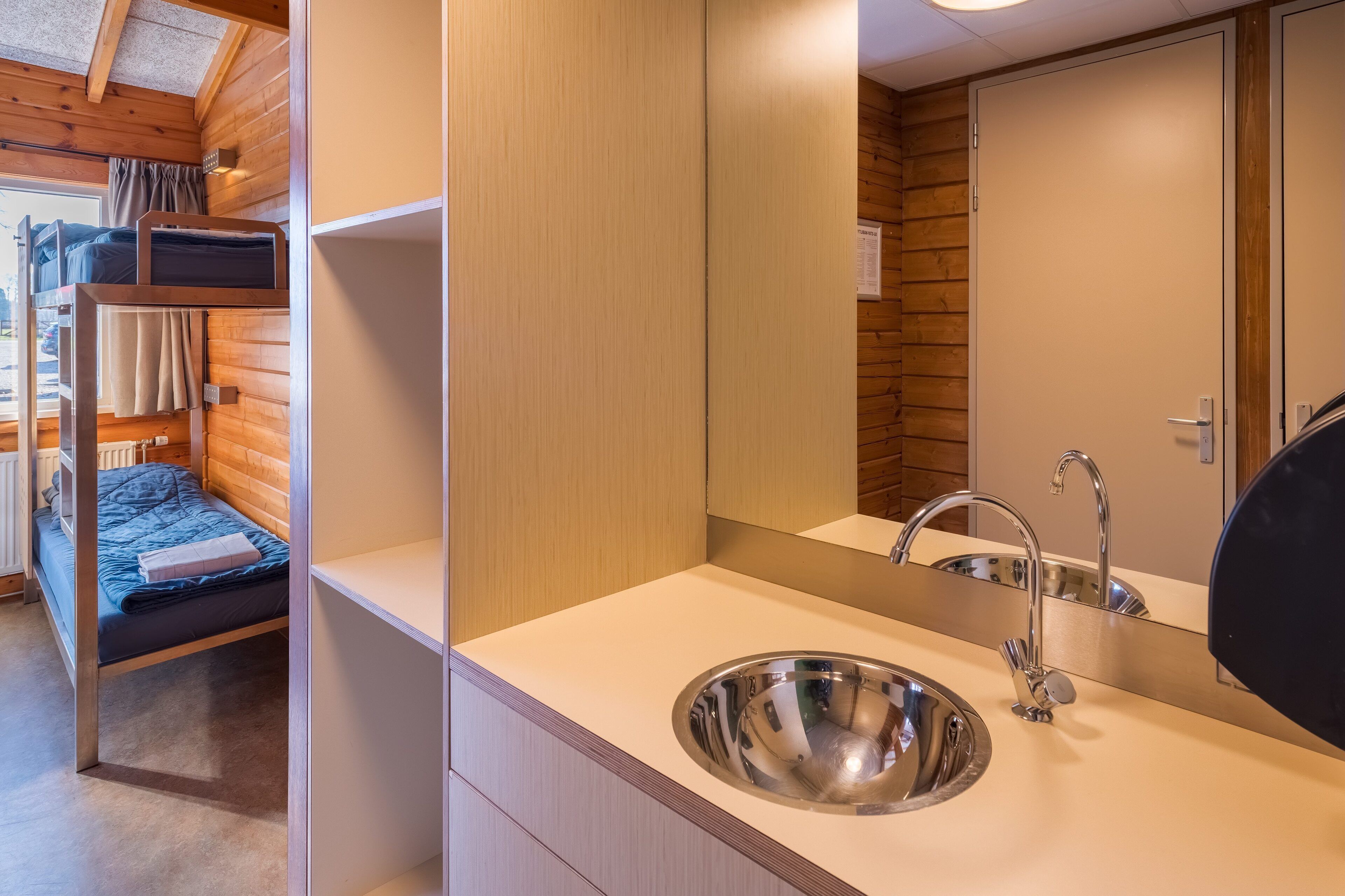 Habitación estándar con 2 camas individuales, baño privado (Bunk beds) | Wifi gratis y ropa de cama 