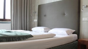 Standard Double Room, Private Bathroom | Blackout drapes, iron/ironing board (on request), cribs (free) - Hotel Tannhäuser (Heidelberg)