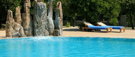 Piscine couverte, 3 piscines extérieures, parasols de plage