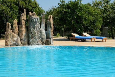Una piscina techada, 3 piscinas al aire libre, sombrillas