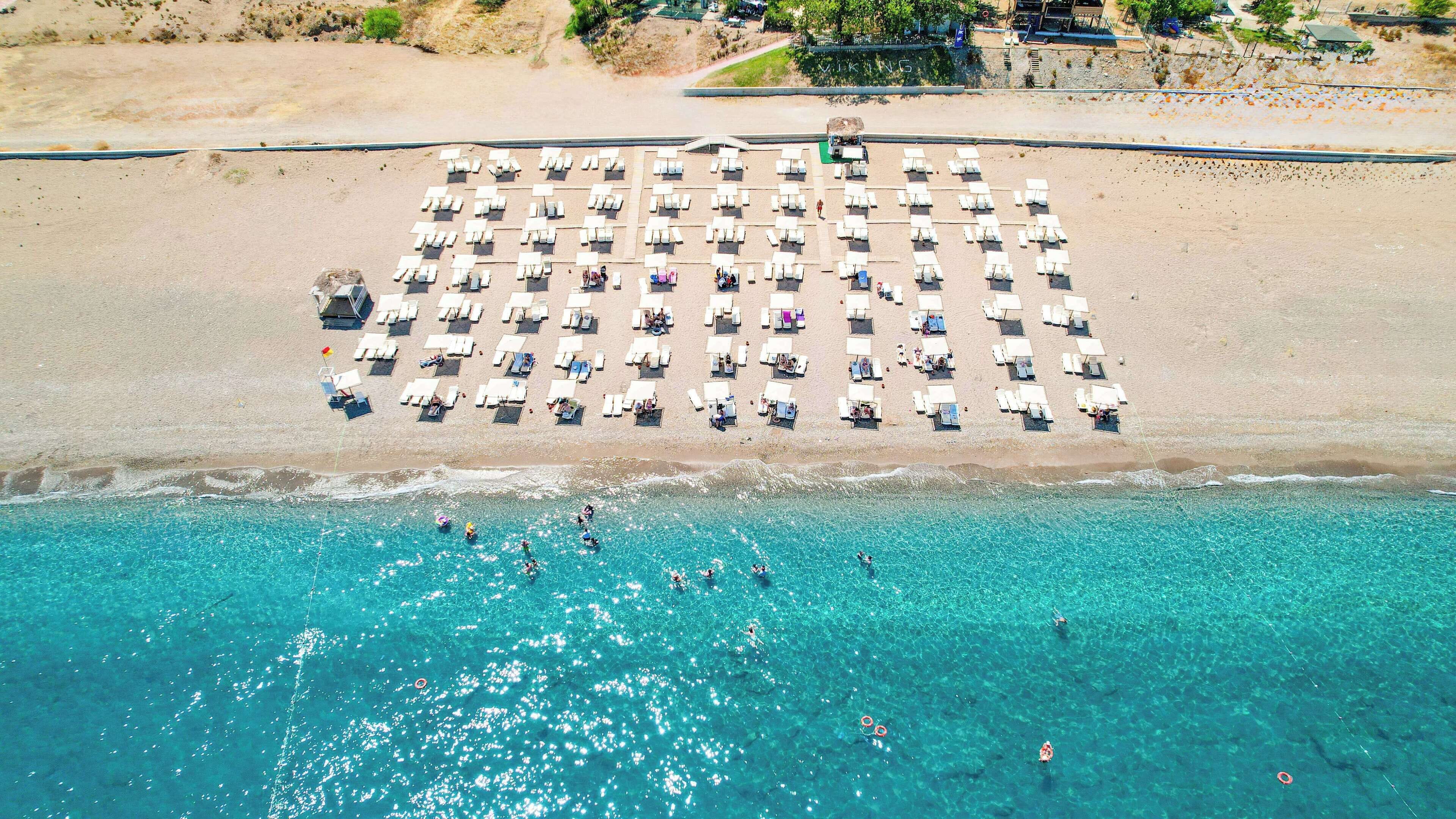 Yksityinen ranta, ilmaiset rantakuljetukset, aurinkotuoleja