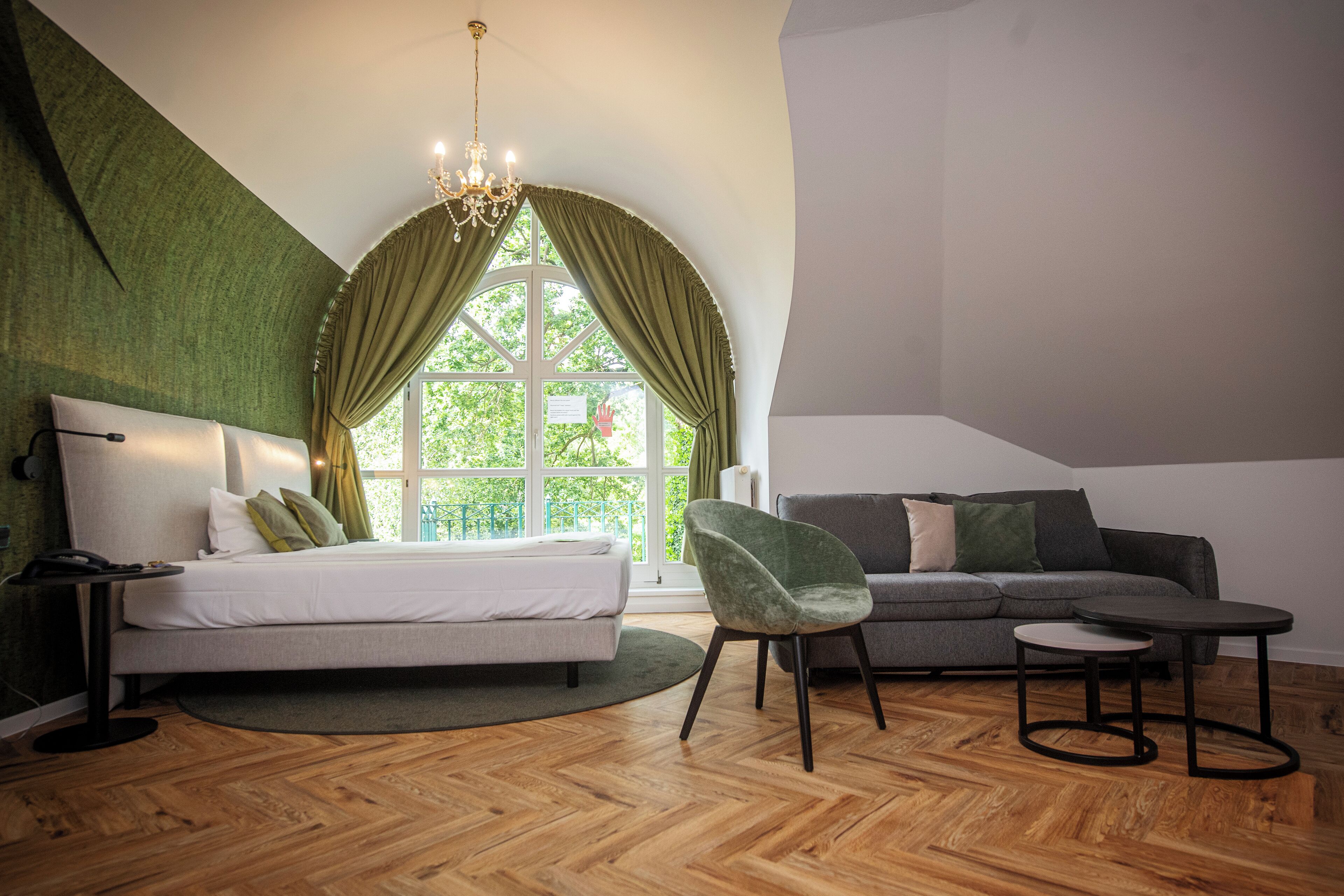 deluxe double room | 1 bedroom, in-room safe, laptop workspace, iron/ironing board