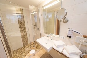 Comfort Double Room, 1 Double Bed | Bathroom | Hair dryer, towels, soap, shampoo - Landgut Stemmen (Stemmen)