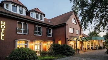 Fassade der Unterkunft – Abend/Nacht