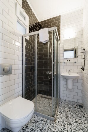 Ducha, artículos de tocador gratuitos, secador de pelo, pantuflas