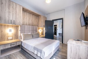 One Bedroom Suite | Minibar, in-room safe, WiFi (free), bed sheets