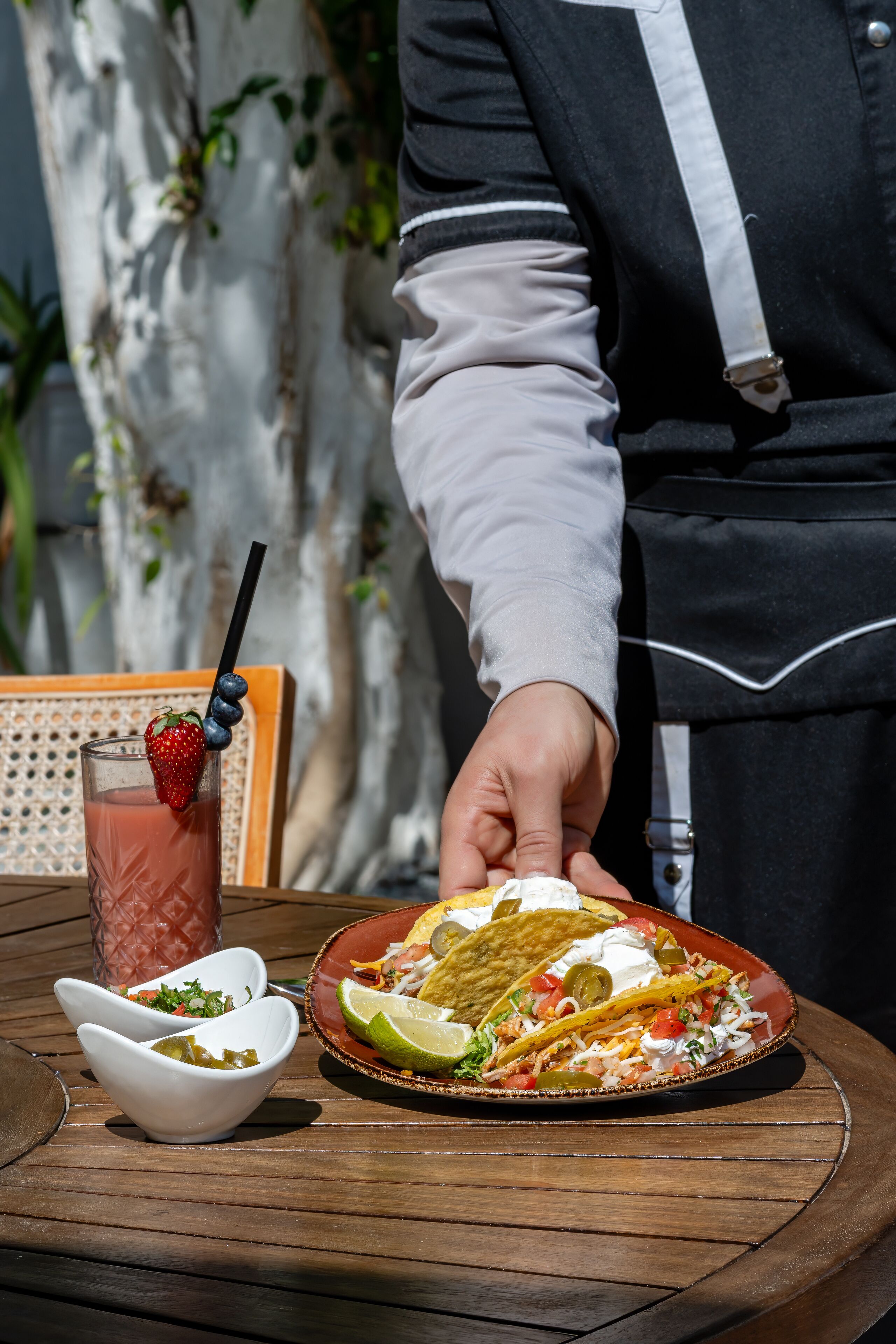 تقديم الغداء، أطباق أمريكا اللاتينية، إطلالات على حمام السباحة