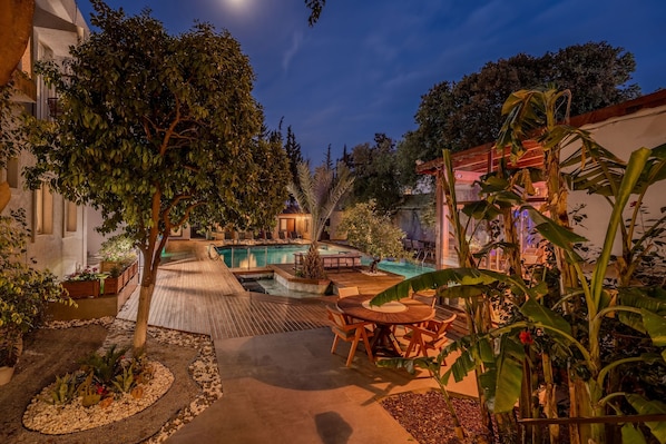 Outdoor pool, pool umbrellas, sun loungers