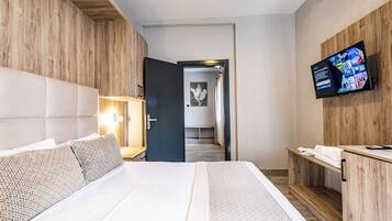 One Bedroom Suite | Minibar, coffres-forts dans les chambres, Wi-Fi gratuit, draps fournis